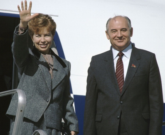 Gorbachev lançou a Perestroika e a Glasnost na União Soviética. Era o político mais popular do mundo. Gorbachev lançou a Perestroika e a Glasnost na União Soviética. Era o político mais popular do mundo.
