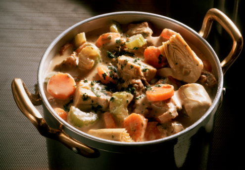 Hungria: o Goulash é praticamente um símbolo nacional. Foi criado no século 19 para diferenciar a Hungria do Império Austro-húngaro. O preparo leva carne, vegetais, páprica e pimenta. Hungria: o Goulash é praticamente um símbolo nacional. Foi criado no século 19 para diferenciar a Hungria do Império Austro-húngaro. O preparo leva carne, vegetais, páprica e pimenta.