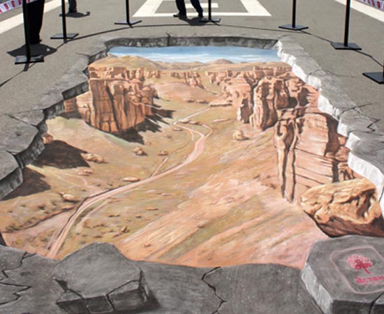 O artista Manfred Stader conseguiu colocar o Grand Canyon em uma rua de Astana, capital do Cazaquistão. O artista Manfred Stader conseguiu colocar o Grand Canyon em uma rua de Astana, capital do Cazaquistão.