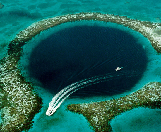Já ouviu falar no Grande Buraco Azul de Belize? É esta cratera com mais de 300 metros de circunferência e 124 metros de profundidade em pleno mar do Caribe.