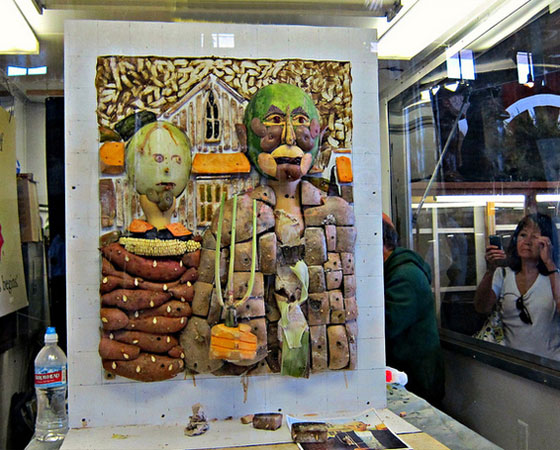 A obra American Gothic, do pintor americano Grant Wood, recriada com diversos pedaços de alimentos. Meio bizarro, não? A obra American Gothic, do pintor americano Grant Wood, recriada com diversos pedaços de alimentos. Meio bizarro, não?