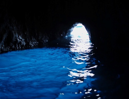 Essa é outra caverna marítima que ganhou fama internacional. A Grotta Azzurra (ou Gruta Azul, em bom português) tem uma profundidade de cerca de 150 metros. A luz brilhante de cor esmeralda atrai inúmeros turistas ao local, que precisam passar por uma pequena abertura para conferir o visual.