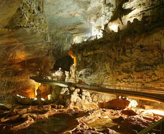 No Líbano você pode encontrar a Gruta de Jeita, uma maravilha natural composta por duas cavernas interligadas em um sistema de 9 km de extensão. Para visitar o local, é preciso usar embarcações. Ah, é aqui onde ficam as maiores estalactites do mundo!