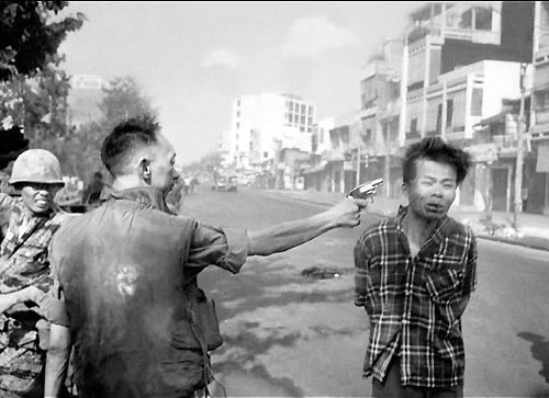 Durante a guerra do Vietnã, Nguyen Ngoc Loan, chefe da polícia sul-vietnamita, dispara sua pistola contra a cabeça de Nguyen Van Lem, oficial Vietcong, em Saigon.