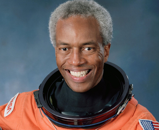 GUION BLUFORD JR. - Astronauta americano, veterano de quatro missões do ônibus espacial. Tornou-se o primeiro negro a viajar ao espaço em agosto de 1983. GUION BLUFORD JR. - Astronauta americano, veterano de quatro missões do ônibus espacial. Tornou-se o primeiro negro a viajar ao espaço em agosto de 1983.