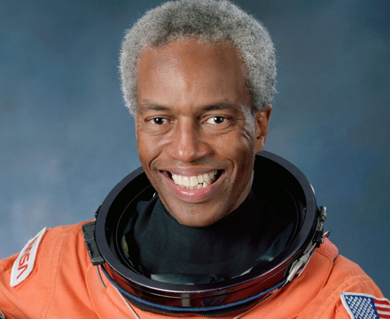 GUION BLUFORD JR. - Astronauta americano, veterano de quatro missões do ônibus espacial. Tornou-se o primeiro negro a viajar ao espaço em agosto de 1983.