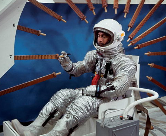 GUS GRISSOM - No dia 21 de julho de 1961, tornou-se o segundo astronauta americano a ir ao espaço e o primeiro membro da Nasa a ir ao espaço duas vezes. Durante a primeira missão, quase morreu afogado na aterrisagem porque a nave se chocou violentamente contra o oceano.  Em 1965, Grissom comandou a Gemini III, viajando ao espaço com o colega astronauta John Young. Em 1967, morreu no interior do Módulo de Comando da Apollo 1, enquanto realizava um treinamento em Cabo Canaveral.