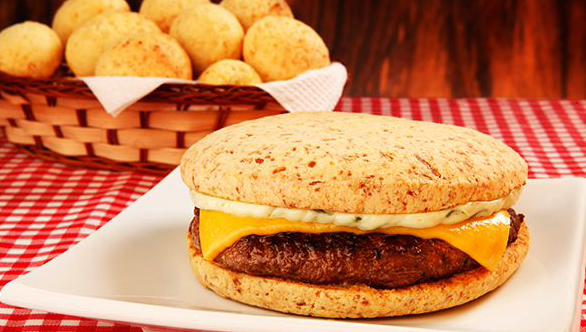 Hambúrguer com pão de queijo Hambúrguer com pão de queijo