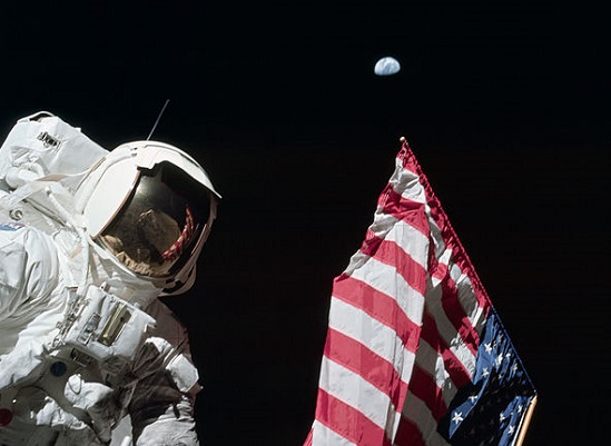 Harrison Schmitt foi o único geólogo que pisou na Lua, também em 1972, na missão Apollo 17. Ao observar a Terra a partir da Lua, Harrison declarou Se você viu uma Terra, viu todas elas.