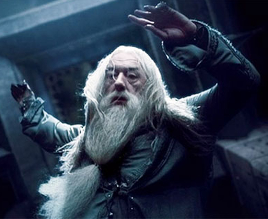 Harry Potter e o Enigma do Príncipe (David Yates, 2009) - Leu os livros? Assistiu aos filmes seguintes? Conhece minimamente a história de Harry Potter? Então pode pular esta revelação surpreendente. Mas quem não é familiar com a saga pode nem desconfiar de um dos eventos mais emocionantes: a morte de um personagem central. Pelas mãos de outro personagem central. Bomba na cabeça de adolescentes e crianças do mundo inteiro. Harry Potter e o Enigma do Príncipe (David Yates, 2009) - Leu os livros? Assistiu aos filmes seguintes? Conhece minimamente a história de Harry Potter? Então pode pular esta revelação surpreendente. Mas quem não é familiar com a saga pode nem desconfiar de um dos eventos mais emocionantes: a morte de um personagem central. Pelas mãos de outro personagem central. Bomba na cabeça de adolescentes e crianças do mundo inteiro.