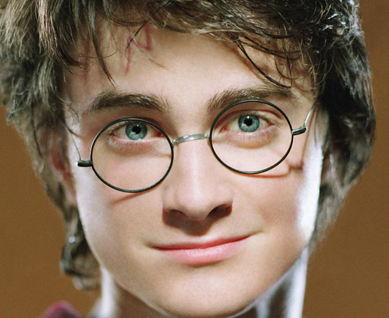 HARRY POTTER - O fenômeno começou com a série de livros de J.K. Rowling, sobre um garoto inglês que descobre que é um bruxo. O primeiro volume, Harry Potter e a Pedra Filosofal,’ foi publicado em 1997, no Reino Unido. A partir de então, outros seis livros foram lançados. A obra foi adaptada em oito filmes e vários games. Há centenas de produtos relacionados a Harry Potter no mercado.