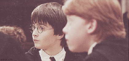 Harry Potter e Rony se olhando
