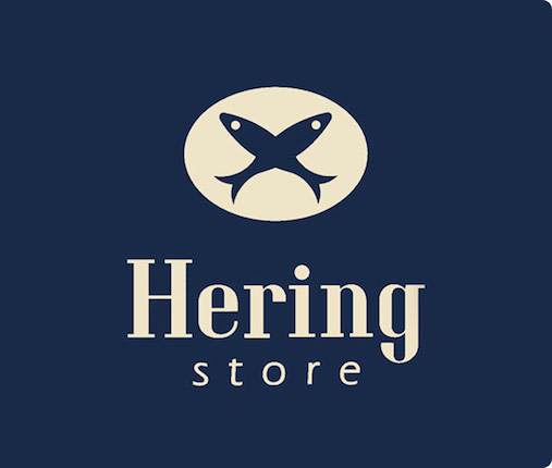 HERING - Os peixes são arenques, espécie que em alemão se chama hering. Esse é o sobrenome dos fundadores da empresa, Bruno e Hermann Hering. HERING - Os peixes são arenques, espécie que em alemão se chama hering. Esse é o sobrenome dos fundadores da empresa, Bruno e Hermann Hering.