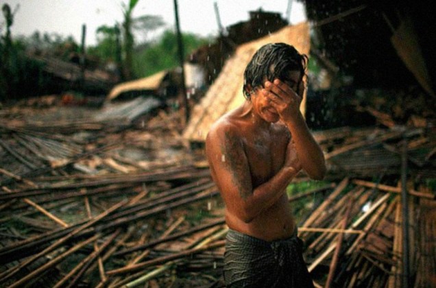 Em maio de 2008, um ciclone atingiu a costa sul de Mianmar. Segundo a junta militar do país, cerca de 78 mil pessoas morreram e 56 mil desapareceram. Na foto, Hhaing O Yu chora ao ver a destruição causada em sua comunidade.
