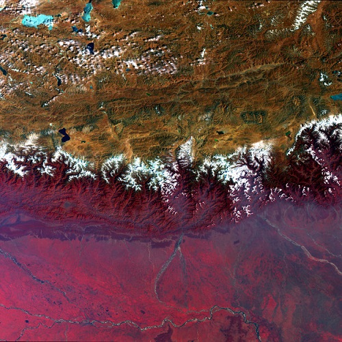 Sonha em conhecer o Himalaia? Então veja essa foto com atenção. Acima dos picos nevados está o planalto do Tibete. Abaixo ficam o Nepal, o Butão e a Índia.