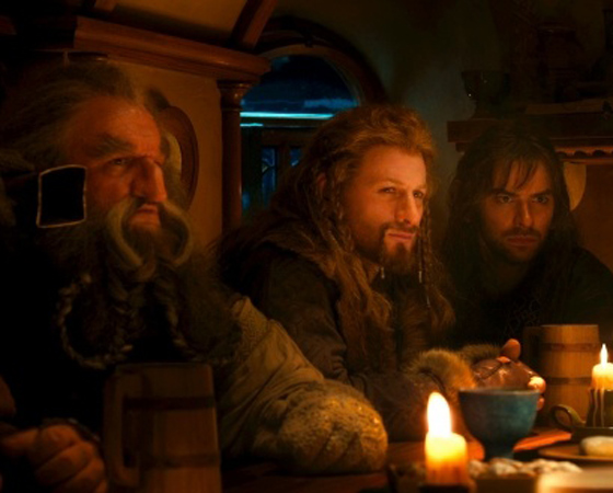 Na esquerda, está Óin, irmão mais velho de Glóin. Ao seu lado, estão os irmãos Fili e Kili.