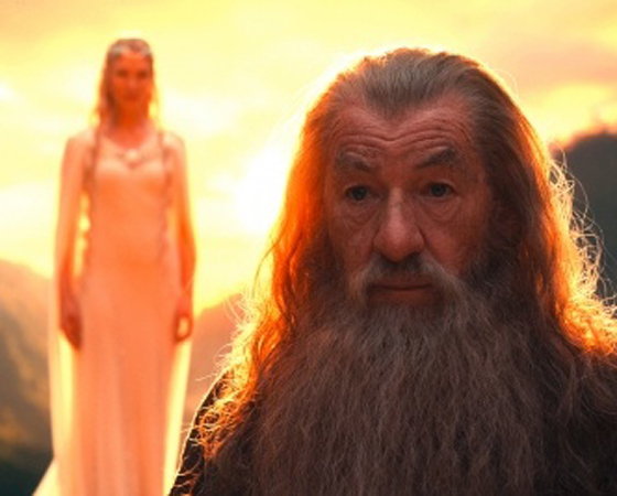 O mago Gandalf também acompanha os anões nesta jornada. Nesta imagem, ele é visto ao lado da elfa Galadriel, que não aparece no livro, mas que tem um papel importante na adaptação cinematográfica.