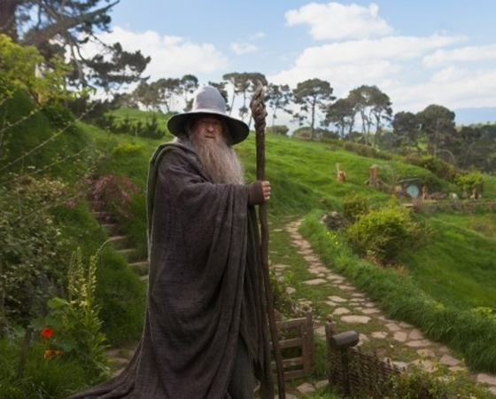 Já o ator que interpreta Gandalf você conhece bem. É Sir Ian McKellen, que também viveu Magneto nos filmes dos X-Men.