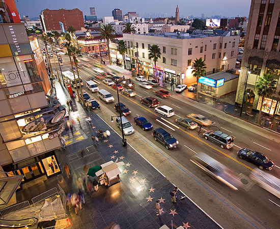 HOLLYWOOD BOULEVARD - Esta avenida de Los Angeles (EUA) é famosa por sua Calçada da Fama. No passeio de quase 6 km, a Câmara do Comércio de Hollywood homenageia com estrelas os grandes nomes da indústria de entretenimento.