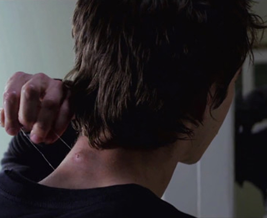 Já em O Espetacular Homem-Aranha (2012), dirigido por Marc Webb, é a vez de Andrew Garfield (Peter Parker) ser picado por uma aranha geneticamente modificada e ganhar superpoderes. Já em O Espetacular Homem-Aranha (2012), dirigido por Marc Webb, é a vez de Andrew Garfield (Peter Parker) ser picado por uma aranha geneticamente modificada e ganhar superpoderes.