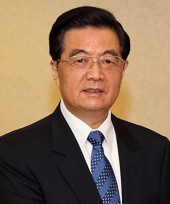 Ex-presidente da China, o engenheiro e político Hu Jintao entrou na vida política em 1965, quando se filiou ao Partido Comunista da China. Durante a década de 80 foi empossado como o nome do partido no Tibet, época em que foi aplicada a lei marcial e manifestantes desarmados foram executados. Virou presidente da China em 2003, após um congresso do partido, permanecendo no poder até março de 2013. Ex-presidente da China, o engenheiro e político Hu Jintao entrou na vida política em 1965, quando se filiou ao Partido Comunista da China. Durante a década de 80 foi empossado como o nome do partido no Tibet, época em que foi aplicada a lei marcial e manifestantes desarmados foram executados. Virou presidente da China em 2003, após um congresso do partido, permanecendo no poder até março de 2013.