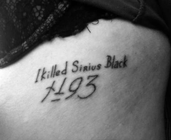 Uma tatuagem sobre Harry Potter, com o bordão mais famoso de Bellatrix Lestrange e o número dela em Azkaban. Original!