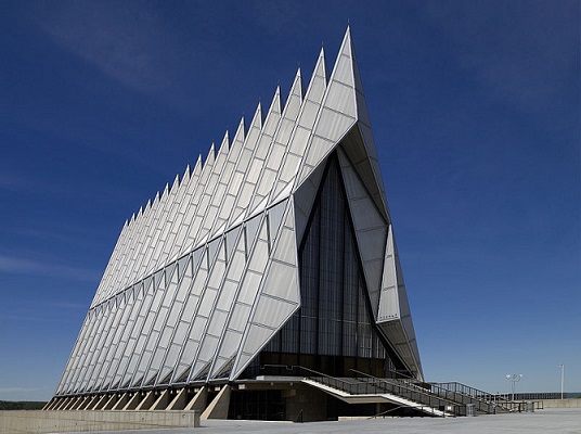 Pode não parecer, mas esse prédio da foto é uma igreja norte-americana. Dentro do prédio, erguido na década de 60 e premiado por diversas instituições de arquitetura desde então, funcionam templos católicos, judeus e protestantes.