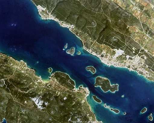 Você provavelmente já viu fotos de uma ilha em forma de coração circulando pela internet. Acredite: esse lugar existe. É o que mostra essa foto, tirada em 2010. A ilha, que se chama Galešnjak, fica na costa da Croácia, no Mar Adriático.