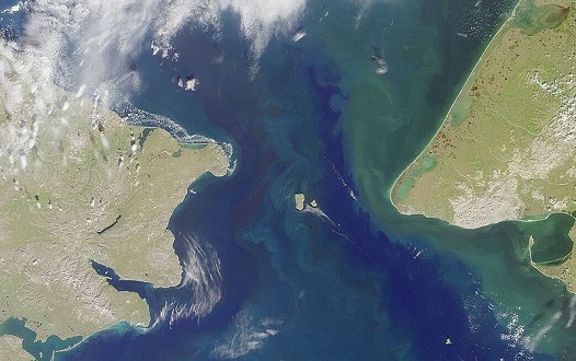 Uma é da Rússia. A outra é dos Estados Unidos. As ilhas Diomedes ficam no Estreito de Bering e estão a apenas 4 quilômetros uma da outra - no inverno, com o mar congelado, é possível percorrer a distância a pé. Entre as duas passa a Linha Internacional de Data, o que significa que cada uma das ilhas está num dia diferente. Uma é da Rússia. A outra é dos Estados Unidos. As ilhas Diomedes ficam no Estreito de Bering e estão a apenas 4 quilômetros uma da outra - no inverno, com o mar congelado, é possível percorrer a distância a pé. Entre as duas passa a Linha Internacional de Data, o que significa que cada uma das ilhas está num dia diferente.