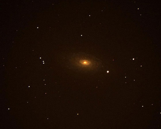 Um menino de apenas 12 anos ganhou na categoria Telescópio Robótico. Como o nome diz, sua foto foi tirada com um aparelho mecânico, e mostra um sistema espiral parecido com a Via Láctea, o Messier 63.