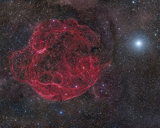 Em segundo lugar na categoria Espaço Sideral ficou esta imagem, que mostra a remanescente de supernova Simeis 147. A formação que fica entre as constelações Auriga e Touro é o que sobrou de uma estrela que explodiu 40 mil anos atrás. O apelido carinhoso da Simeis 147 é nebulosa spaghetti. Bonito, né?