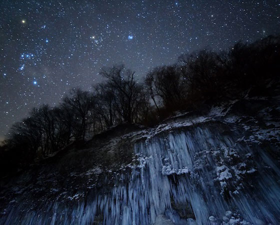 Sim, esta foto é do planeta em que você vive. A melhor foto na categoria Terra e Espaço foi tirada em Nagano, no Japão. No céu dá pra ver as constelações de Orion e Touro.