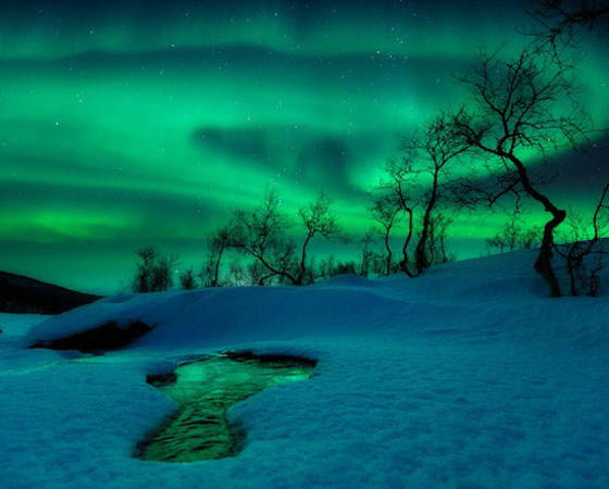 Em segundo lugar na categoria Terra e Espaço está esta imagem. Tirada na Noruega, a foto mostra a aurora boreal refletida na paisagem típica dos países nórdicos. Incrível, né?