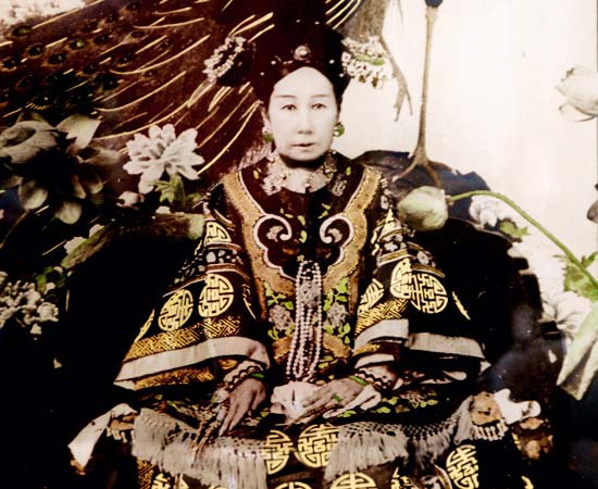 A Imperatriz Viúva Tseu-Hi governou a China da Dinastia Qing durante 47 anos (1861 - 1908). Antes de ter o poder absoluto sobre o país, ela era apenas uma concubina de status inferior do Imperador Xianfeng. Tudo mudou quando deu à luz o único herdeiro do governante. Quando Xianfeng morreu, ela engendrou um golpe de Estado e tornou-se imperatriz aos 27 anos de idade. A Imperatriz Viúva Tseu-Hi governou a China da Dinastia Qing durante 47 anos (1861 - 1908). Antes de ter o poder absoluto sobre o país, ela era apenas uma concubina de status inferior do Imperador Xianfeng. Tudo mudou quando deu à luz o único herdeiro do governante. Quando Xianfeng morreu, ela engendrou um golpe de Estado e tornou-se imperatriz aos 27 anos de idade.