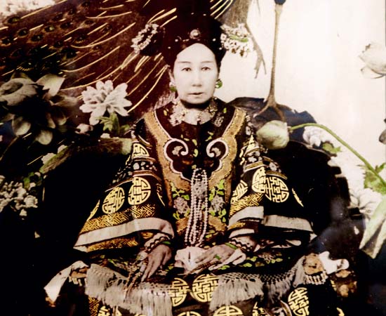 A Imperatriz Viúva Tseu-Hi governou a China da Dinastia Qing durante 47 anos (1861 - 1908). Antes de ter o poder absoluto sobre o país, ela era apenas uma concubina de status inferior do Imperador Xianfeng. Tudo mudou quando deu à luz o único herdeiro do governante. Quando Xianfeng morreu, ela engendrou um golpe de Estado e tornou-se imperatriz aos 27 anos de idade.