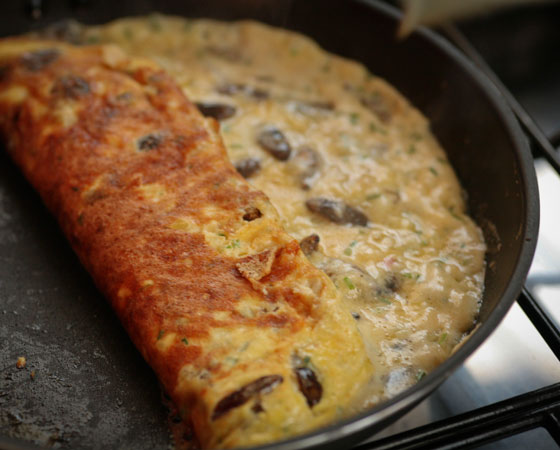 Preparado pela culinarista Silvia Marques a partir de uma receita criada pelo chef Rossano Linassi, este prato de omelete de baratas é bem saboroso, com um gosto amadeirado. Mas, apesar de gostosas, você simplesmente não consegue esquecer que está comendo baratas.