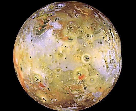 Io também orbita Júpiter. É um pouco maior que a Lua terrestre. Trata-se do corpo com maior atividade vulcânica do Sistema Solar. Seus vulcões atingem temperaturas próximas a 1700 graus Celsius. Foi descoberta em 1610 por Galileu Galilei.