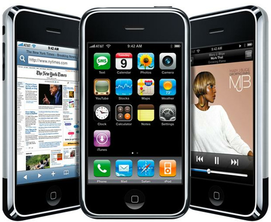 A versão 3.0 do iOS foi liberada em julho de 2009, com o lançamento do iPhone 3GS. O novo sistema operacional apresentou vários destaques, como controle de voz, aplicativo de bússola e ações de edição (copiar, recortar e colar).