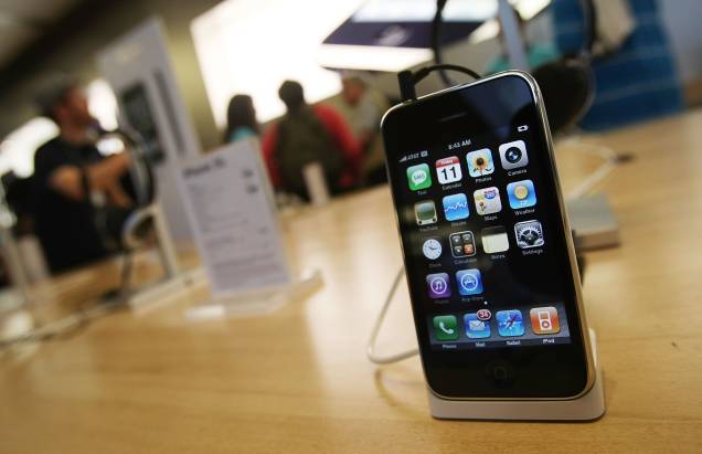 No ano seguinte, veio o iPhone 3G, com a novidade do iOS 4.2.1, um pouco mais rápido que o primeiro. Além disso, teve o surgimento do GPS incluído no aparelho e era compatível com o uso da internet 3G. No ano seguinte, veio o iPhone 3G, com a novidade do iOS 4.2.1, um pouco mais rápido que o primeiro. Além disso, teve o surgimento do GPS incluído no aparelho e era compatível com o uso da internet 3G.