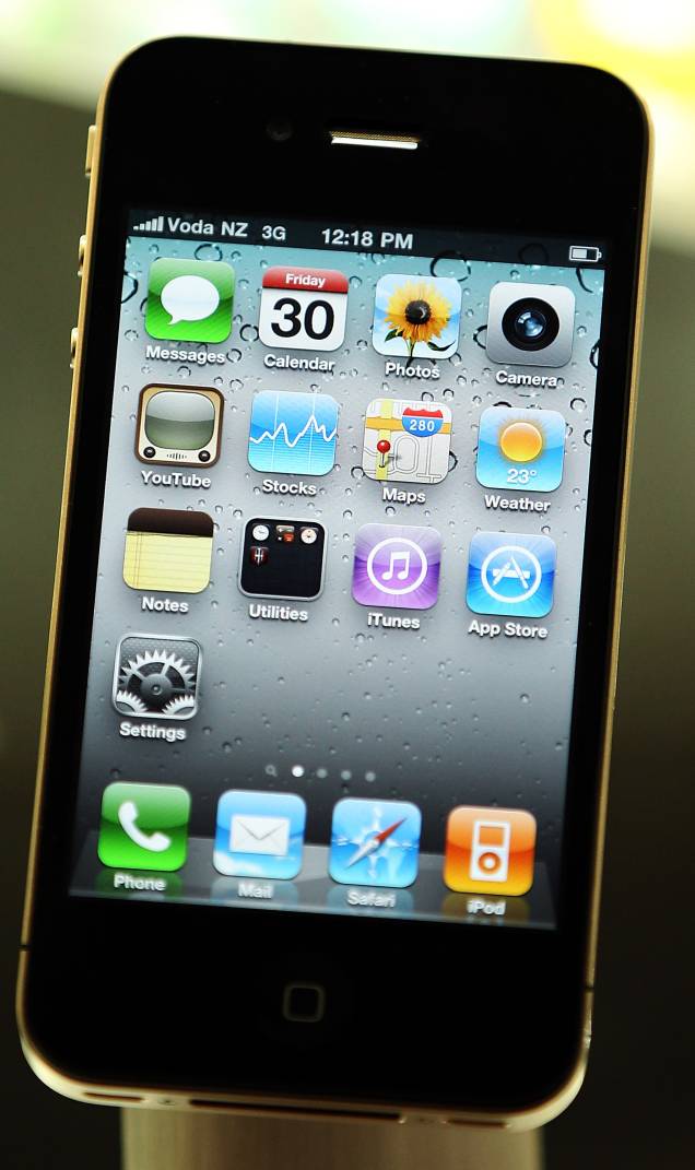 No iPhone 4 a Apple resolveu impressionar o mundo. Mudou o design do aparelho, aumentou a qualidade da câmera e adicionou uma câmera frontal. O aparelho iniciou com iOS 4, e foi até o iOS 7.1.1. No iPhone 4 a Apple resolveu impressionar o mundo. Mudou o design do aparelho, aumentou a qualidade da câmera e adicionou uma câmera frontal. O aparelho iniciou com iOS 4, e foi até o iOS 7.1.1.