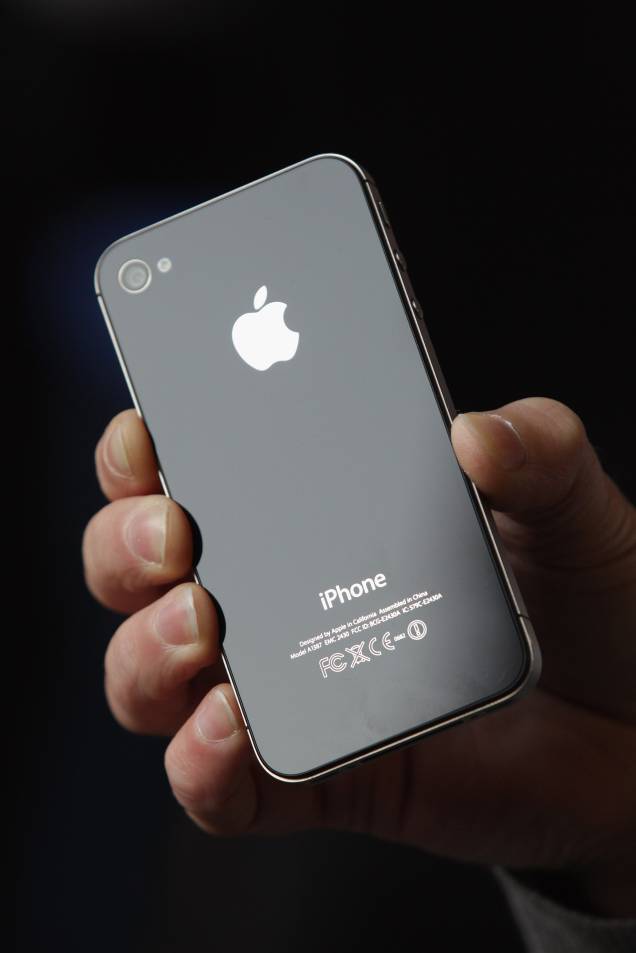 Não muito diferente da versão anterior, o iPhone 4s veio com a novidade do comando de voz "Siri", onde você fala onde quer ir, ou para quem quer ligar e o dispositivo entende e trabalha para satisfazê-lo. Não muito diferente da versão anterior, o iPhone 4s veio com a novidade do comando de voz "Siri", onde você fala onde quer ir, ou para quem quer ligar e o dispositivo entende e trabalha para satisfazê-lo.