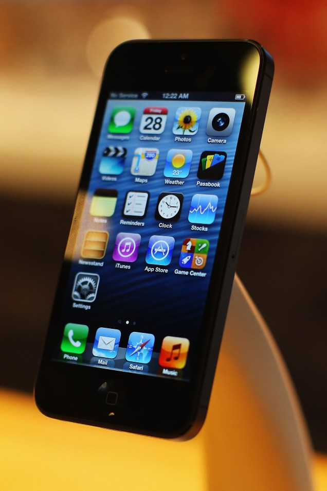 Em 2012, a Apple aumentou o tamanho da tela do aparelho, aperfeiçoou o iPhone aumentando a capacidade de memória e tornou o iPhone 5 compatível com o 4G. Além disso, o chip nanoSIM foi implantado.    