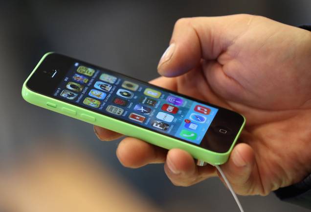 Com o intuito de tornar o celular mais acessível, a empresa baixou o custo do aparelho, que foi construido com outro tipo de material, o policarbonato. Além disso, eles vieram coloridos. No nome " iPhone 5C"o "C"é de Color. Com o intuito de tornar o celular mais acessível, a empresa baixou o custo do aparelho, que foi construido com outro tipo de material, o policarbonato. Além disso, eles vieram coloridos. No nome " iPhone 5C"o "C"é de Color.
