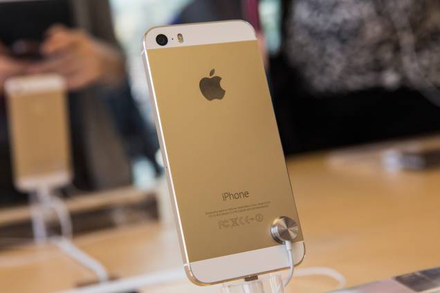 O iPhone 5s veio com um novo processador e uma versão na cor dourada, mas o grande destaque foi o sensor de impressões digitais presente no botão Home. Outro fator bem legal foi o pequeno aumento de bateria e nas funcionalidades das câmaras. O iPhone 5s veio com um novo processador e uma versão na cor dourada, mas o grande destaque foi o sensor de impressões digitais presente no botão Home. Outro fator bem legal foi o pequeno aumento de bateria e nas funcionalidades das câmaras.