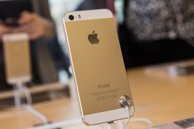 O iPhone 5s veio com um novo processador e uma versão na cor dourada, mas o grande destaque foi o sensor de impressões digitais presente no botão Home. Outro fator bem legal foi o pequeno aumento de bateria e nas funcionalidades das câmaras. 