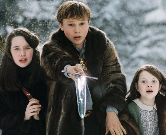 LEITORES - As Crônicas de Nárnia não é uma obra declaradamente feita para crianças. No entanto, o público infantil tem grande identificação com as histórias, já que, na maioria delas, os personagens principais são meninos e meninas. Além disso, a linguagem empregada por C. S. Lewis é leve e simples, o que contribui para a compreensão infantil. LEITORES - As Crônicas de Nárnia não é uma obra declaradamente feita para crianças. No entanto, o público infantil tem grande identificação com as histórias, já que, na maioria delas, os personagens principais são meninos e meninas. Além disso, a linguagem empregada por C. S. Lewis é leve e simples, o que contribui para a compreensão infantil.