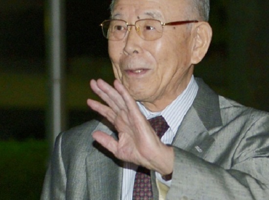 O terceiro vencedor do Nobel de Física foi Isamu Akasaki. Os três pesquisadores inventaram o LED azul, o que tornou possível a criação de uma fonte econômica de luz branca. O terceiro vencedor do Nobel de Física foi Isamu Akasaki. Os três pesquisadores inventaram o LED azul, o que tornou possível a criação de uma fonte econômica de luz branca.