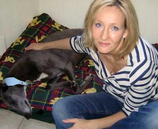 J. K. Rowling faz carinho em Sapphire. A autora da saga Harry Potter adotou a cachorra em um abrigo de animais.