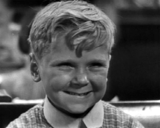MELHOR ATOR - Mas jovem mesmo era Jackie Cooper, que tinha só 9 anos quando recebeu a notícia de que havia sido indicado ao Oscar de Melhor Ator. Ele protagoniza o filme Skippy (1930).