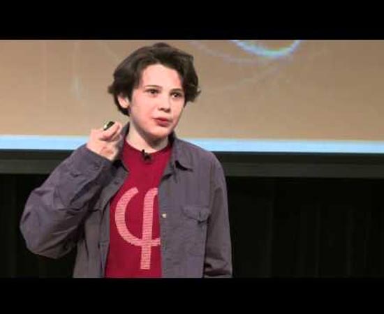 Jacob Barnett nasceu em 1998 nos Estados Unidos e tem o incrível Q.I. de 170. Mesmo com Síndrome de Asperger, desde bem pequeno, ele mostrava grande interesse em Astronomia. Seus primeiros cálculos de Astrofísica foram feitos aos 3 anos de idade. Entediado por causa das aulas da escola, ele ingressou no curso de Matemática da Universidade de Indiana quando tinha 8 anos de idade. Atualmente, Jacob desenvolve uma teoria para provar, por meio de Matemática Avançada, que o Big Bang não ocorreu. Jacob Barnett nasceu em 1998 nos Estados Unidos e tem o incrível Q.I. de 170. Mesmo com Síndrome de Asperger, desde bem pequeno, ele mostrava grande interesse em Astronomia. Seus primeiros cálculos de Astrofísica foram feitos aos 3 anos de idade. Entediado por causa das aulas da escola, ele ingressou no curso de Matemática da Universidade de Indiana quando tinha 8 anos de idade. Atualmente, Jacob desenvolve uma teoria para provar, por meio de Matemática Avançada, que o Big Bang não ocorreu.